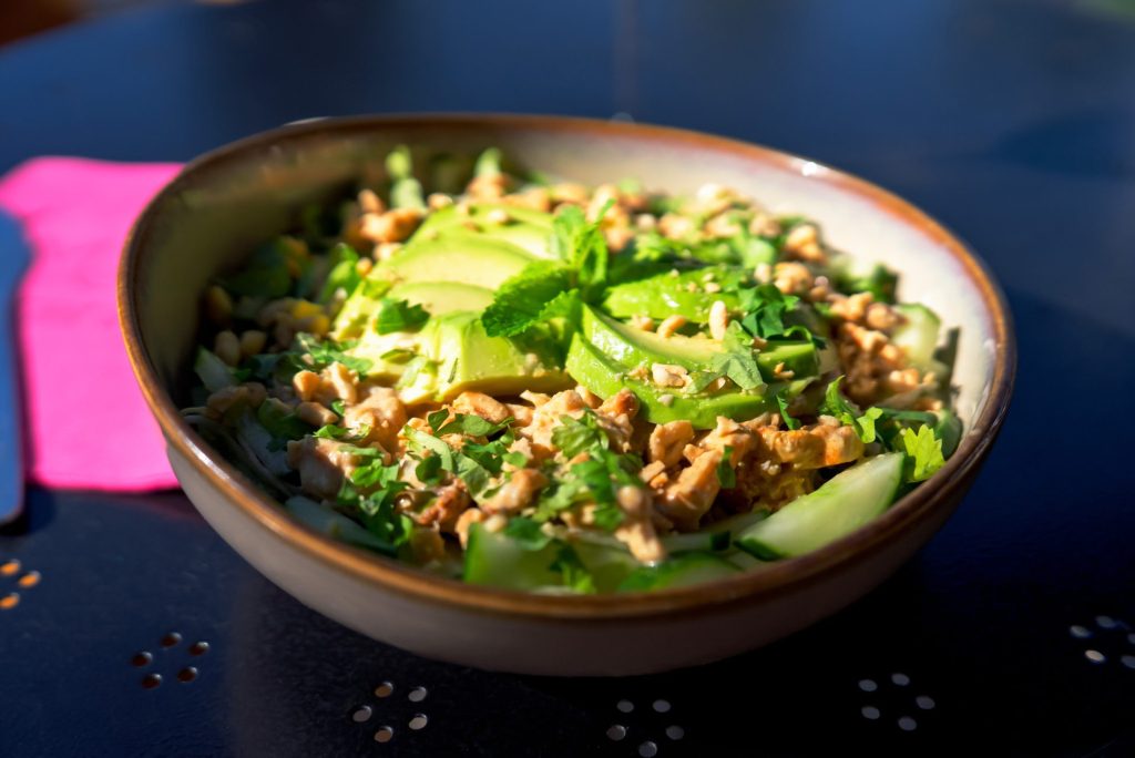 Salade thaï avocat, menthe et cacahuètes du Mugs