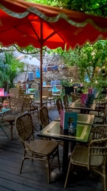 Le jardin ombragé du Mugs, cour intérieure à Saint-Raphaël