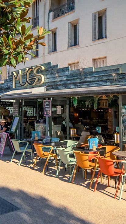 La façade et la terrasse du restaurant Le Mugs, rue Alphonse Karr à Saint-Raphaël