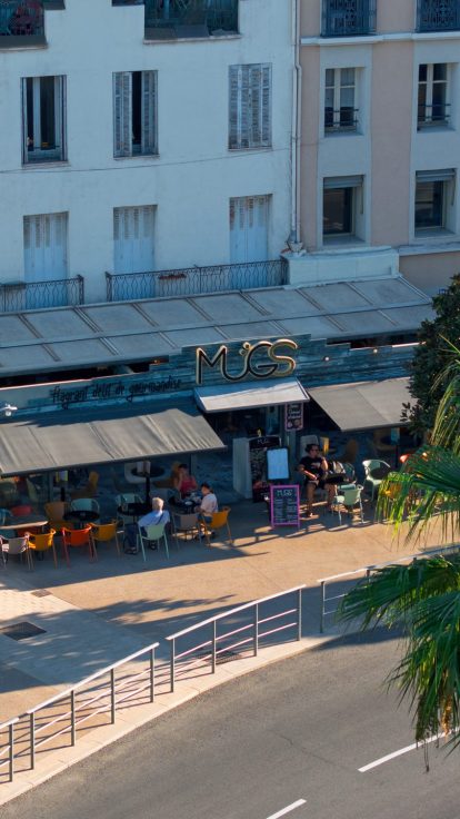 La terrasse du Mugs vue du ciel, rue Alphonse Karr