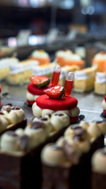 La vitrine de pâtisseries du Mugs : fraisiers, brownies et cheesecakes